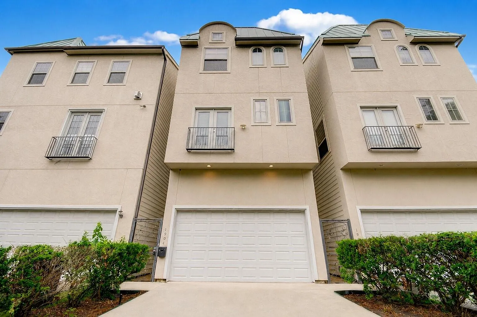 3 bed, 3.5 bath, 2223 sqft, $3,295 — Photo 1