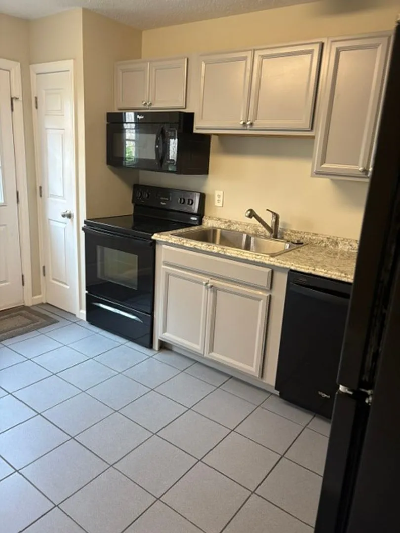 3 bed, 2.0 bath, 1353 sqft, $1,900 — Photo 3