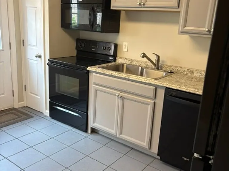 218 S Magnolia St — Photo 3