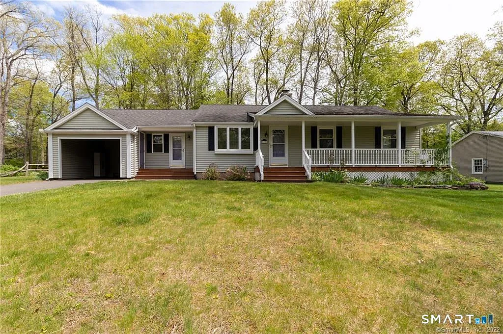 3 bed, 2.0 bath, 1372 sqft, $3,200 — Photo 3