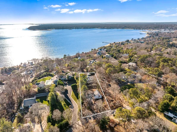 18 Hillover Rd E, Hampton Bays, NY 11946