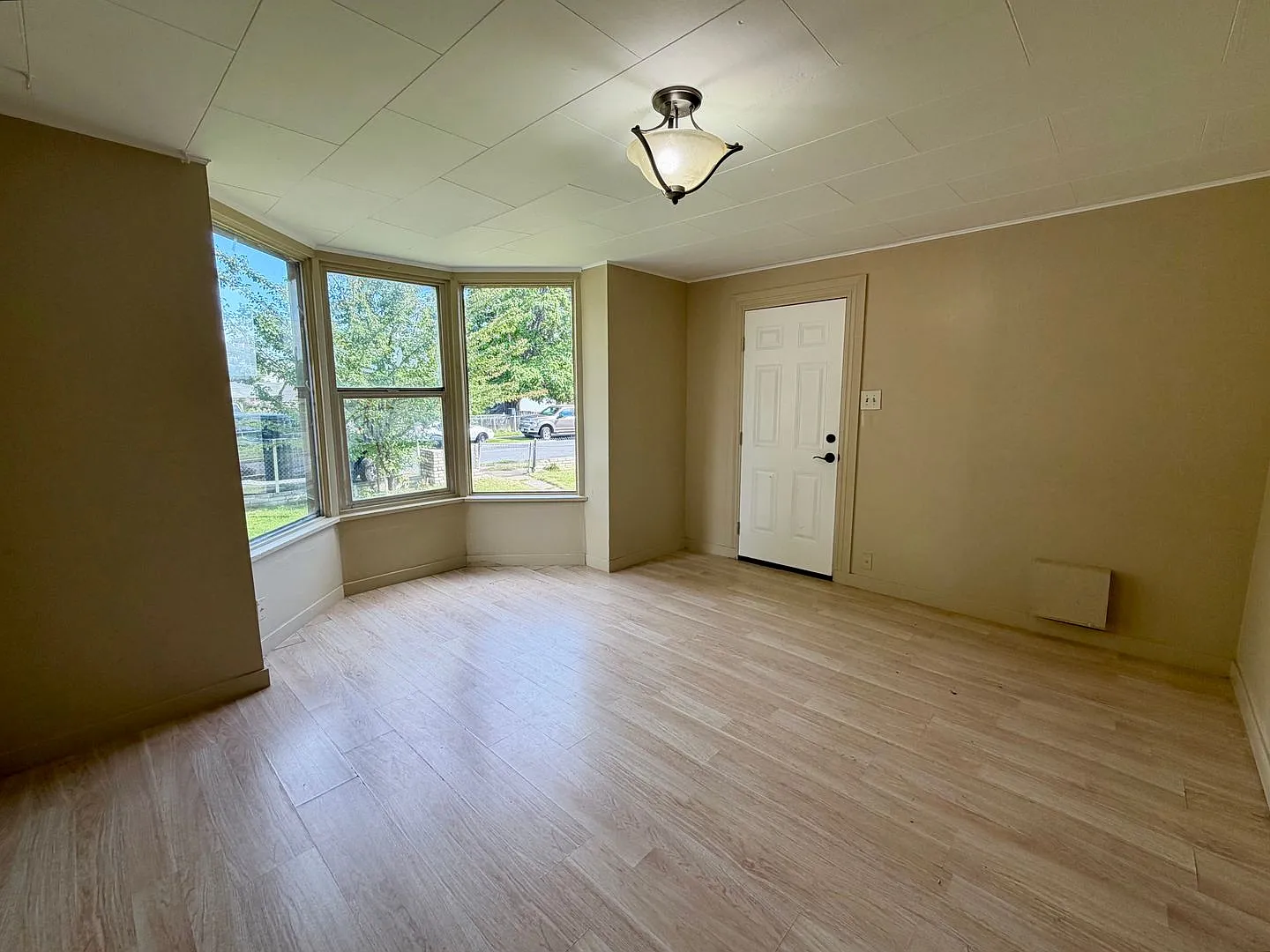 Large home located on 4th Ave - 3 bed with office — Photo 3
