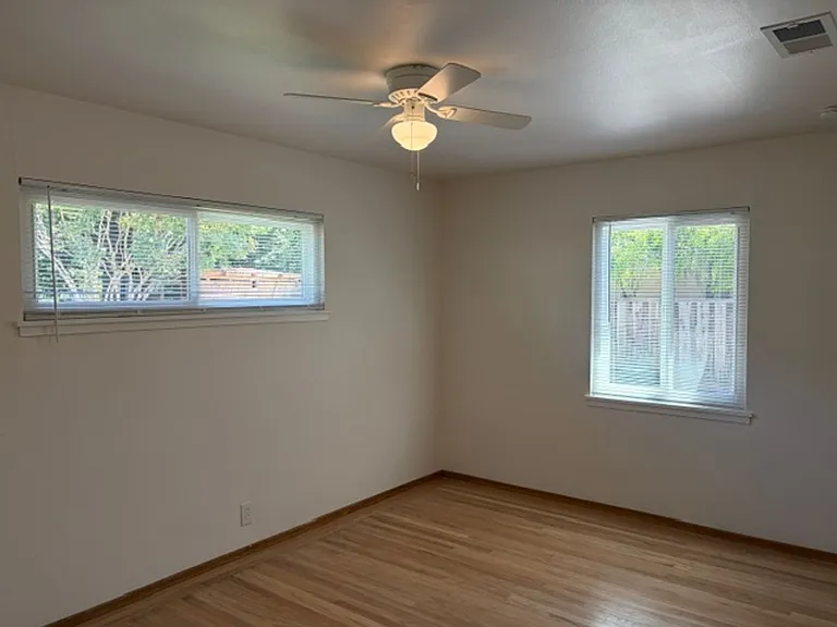 430 S Bayview Ave — Photo 4