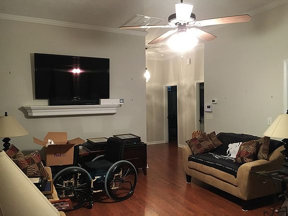 3rd image of 1128 Carriage Dr