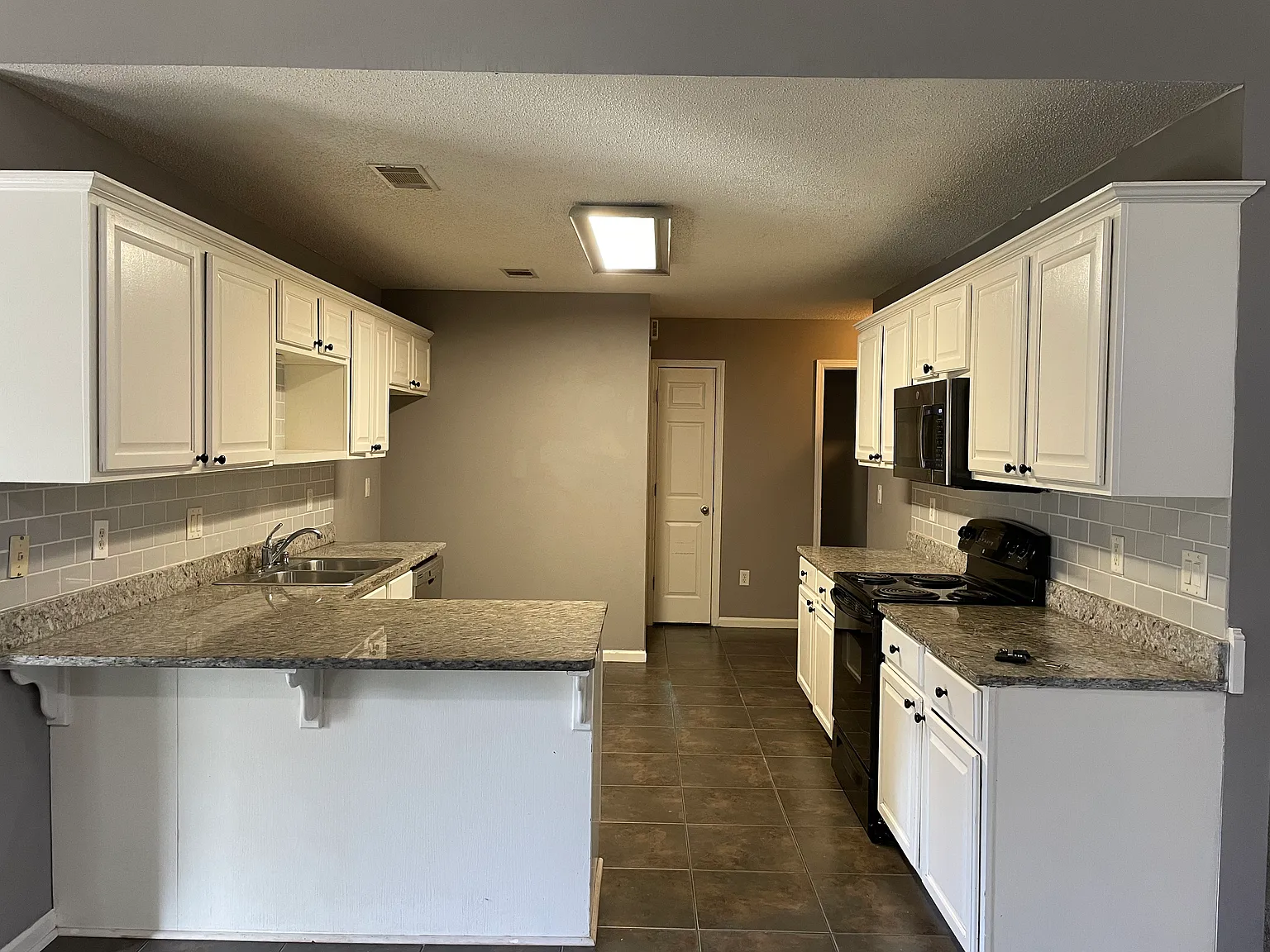 4 bed, 2.5 bath, 2060 sqft, $1,900 — Photo 3