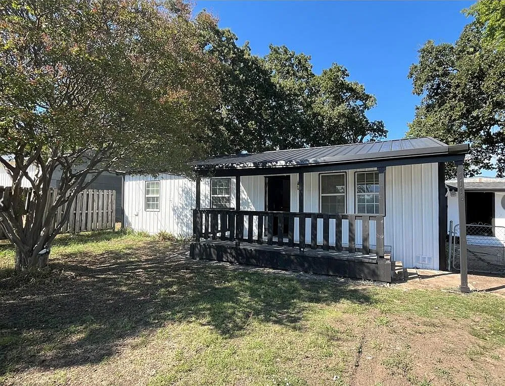 2 bed, 1.0 bath, 1056 sqft, $1,195 — Photo 1