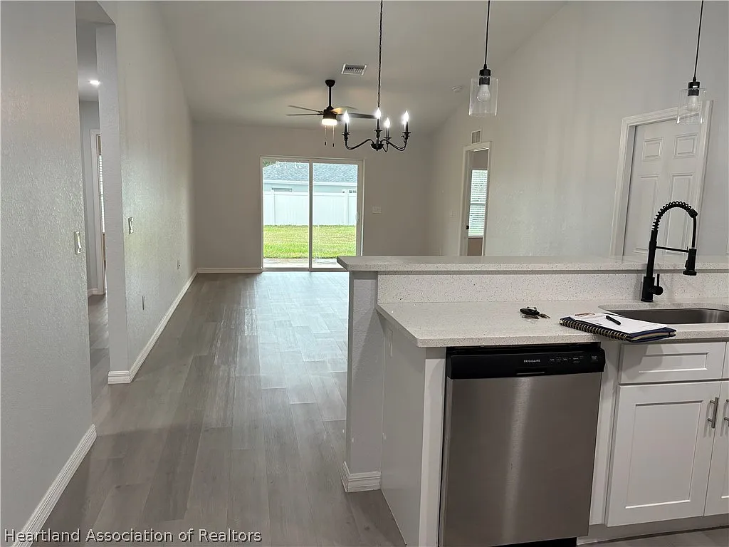 3 bed, 2.0 bath, 2736 sqft, $1,800 — Photo 3