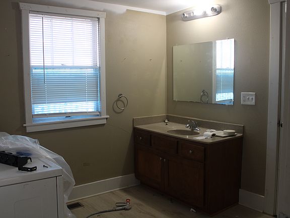 Full bathroom / laundry