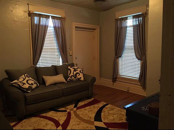 Living room / bedroom combination -photos taken with previou