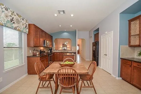 623 W Newport Bnd — Photo 7
