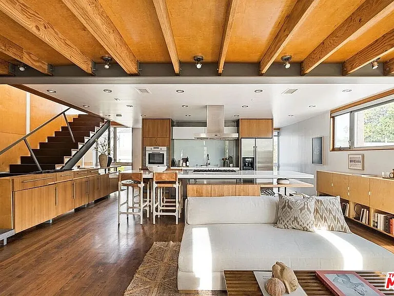 724 Superba Ave — Photo 4