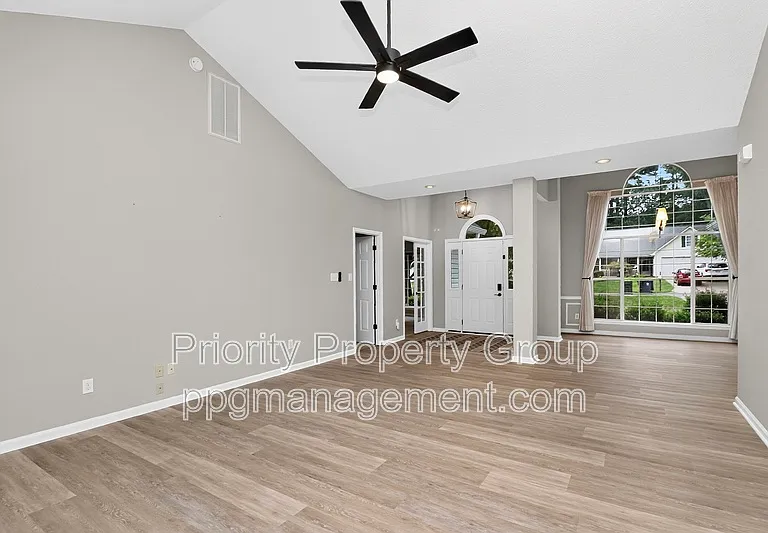 9118 Pine Springs Ct — Photo 9