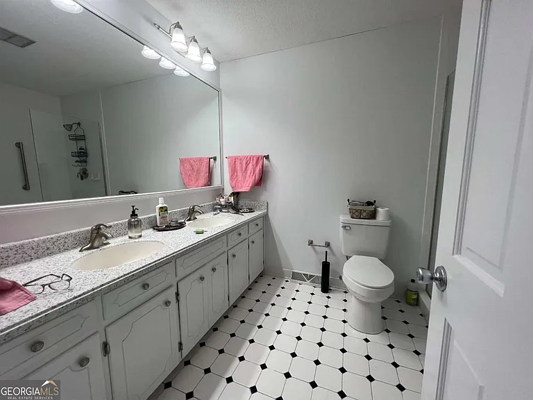548 Athens St — Photo 13