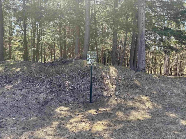 3100 Hemlock Dr, Marquette, MI 49855