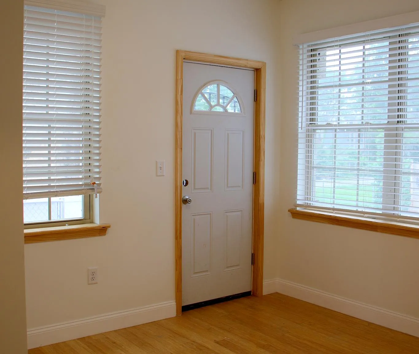 3 bed, 950 sqft, $715 — Photo 3