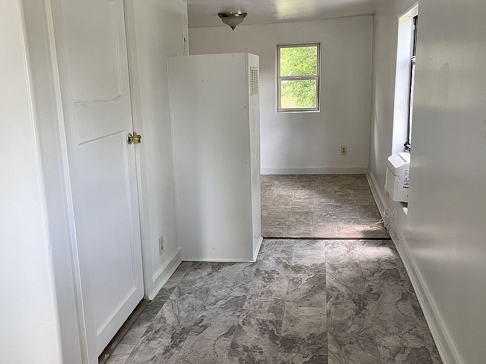 hallway to the kitchen