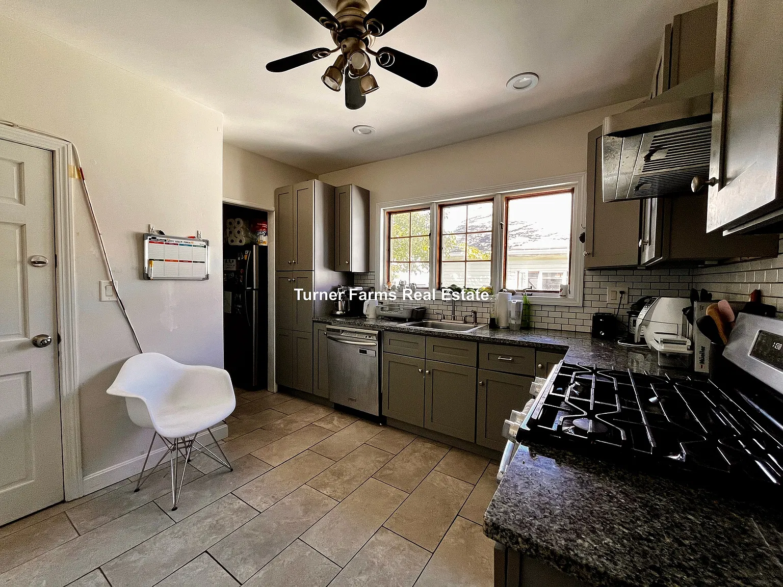 5 bed, 1.5 bath, 9999 sqft, $7,500 — Photo 4
