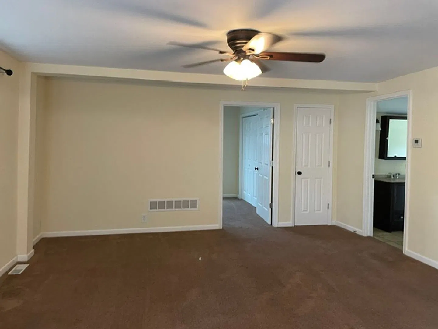 2 Bedroom apartment with 1 car garage close to the base.... — Photo 3