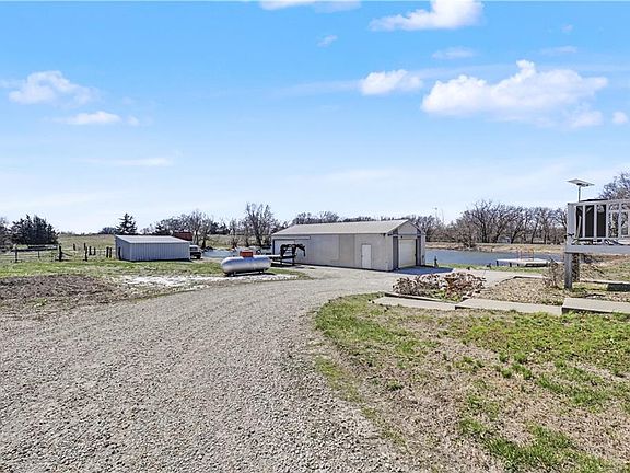 3rd image of 16015 Leavenworth Rd