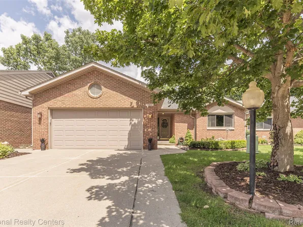 285 Ash Ct, South Lyon, MI 48178