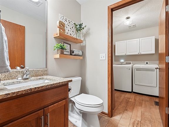 5th image of 909 14th St SE