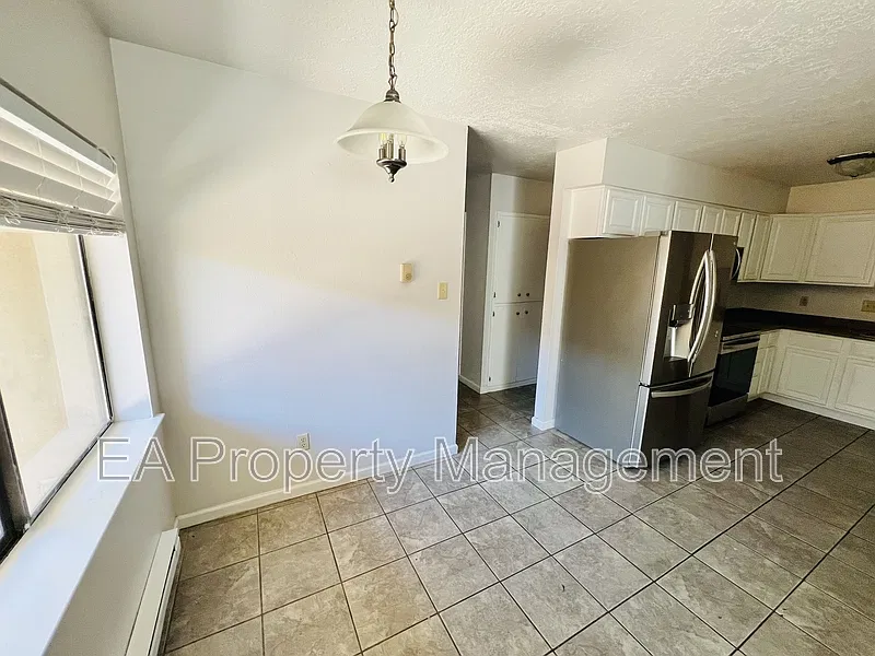 3 bed, 2.0 bath, 1077 sqft, $1,895 — Photo 4