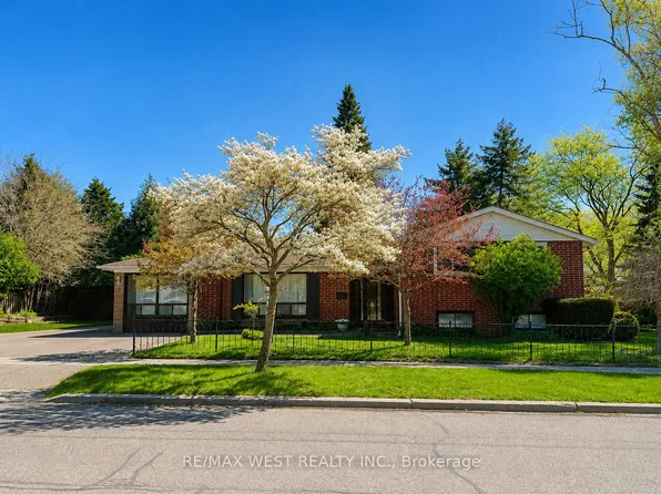 2 Lisburn Cres, Toronto, ON M2J 2Z5
