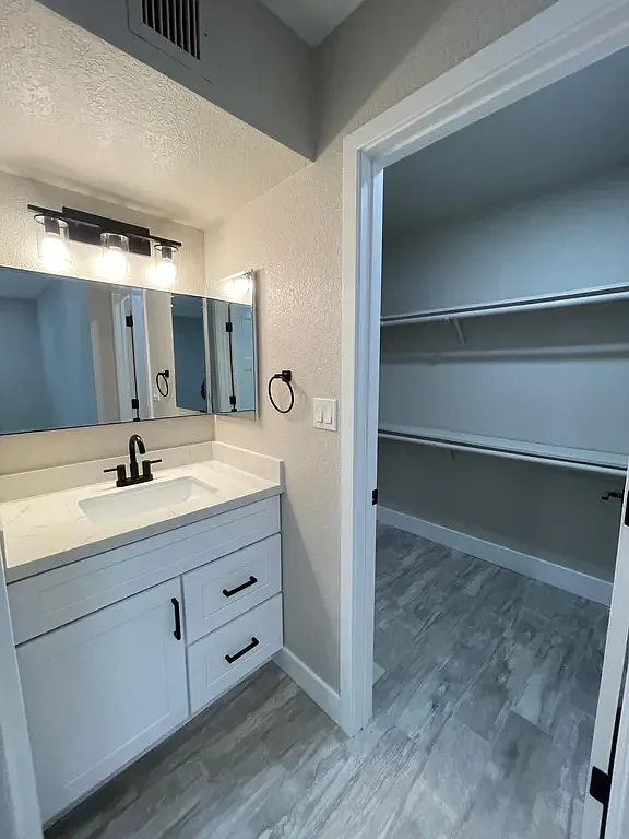 78th Street Condo close to Old Town — Photo 4
