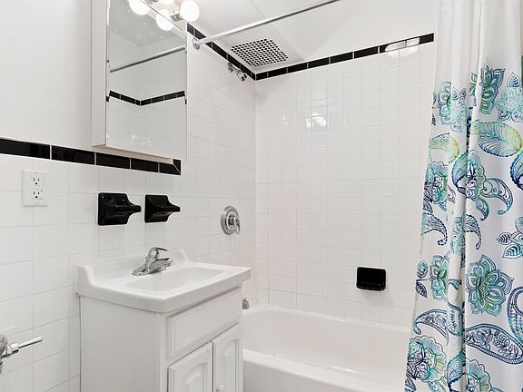 4th image of 32 W 71st St APT A
