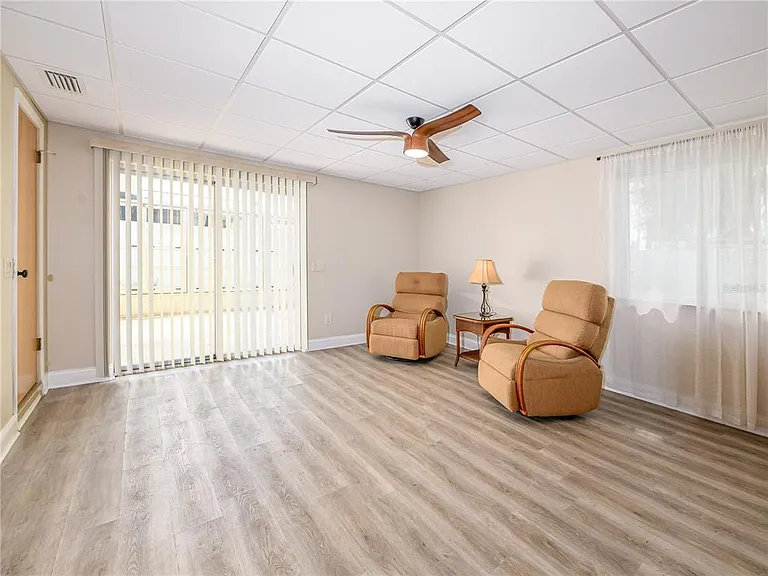 907 Hillside Ter — Photo 16