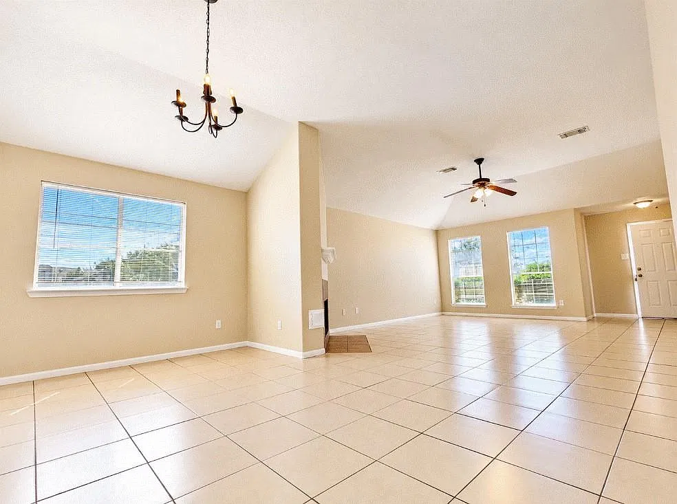 4 bed, 2.0 bath, 1833 sqft, $2,100 — Photo 2