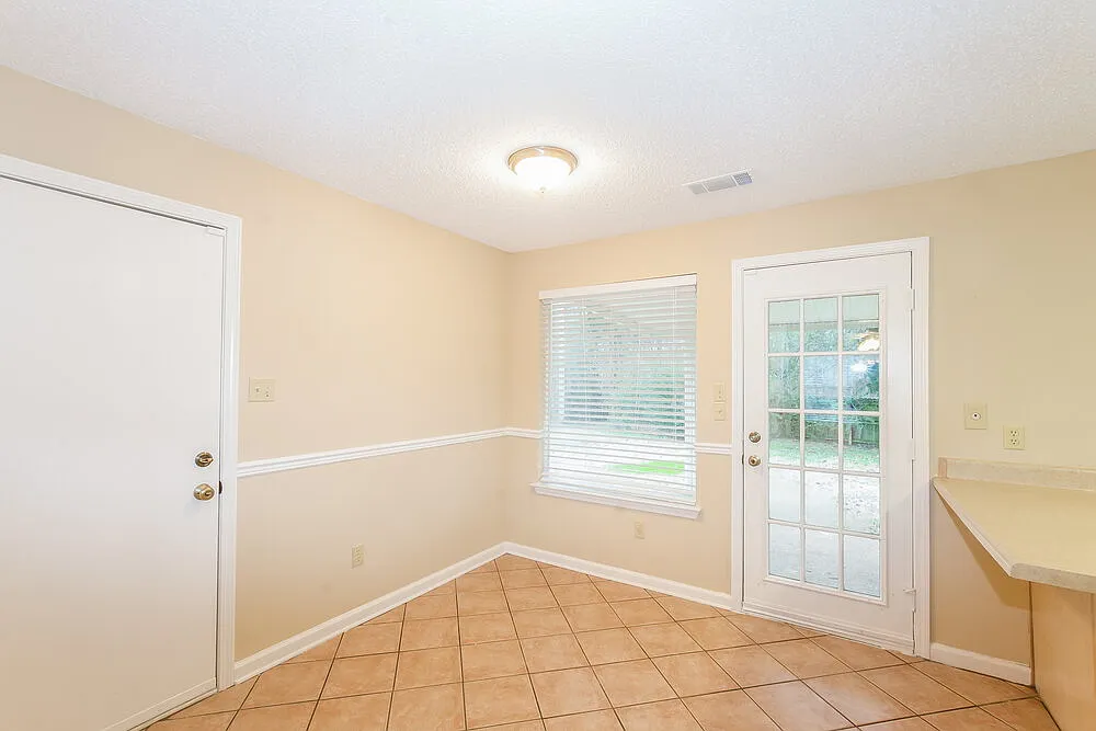 4 bed, 2.0 bath, 1784 sqft, $1,910 — Photo 4