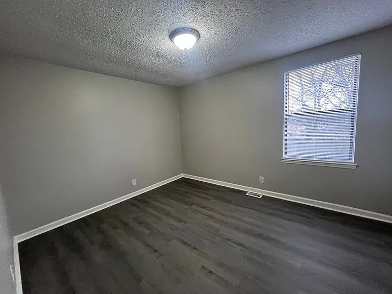 226 Greenleaf Cir — Photo 2