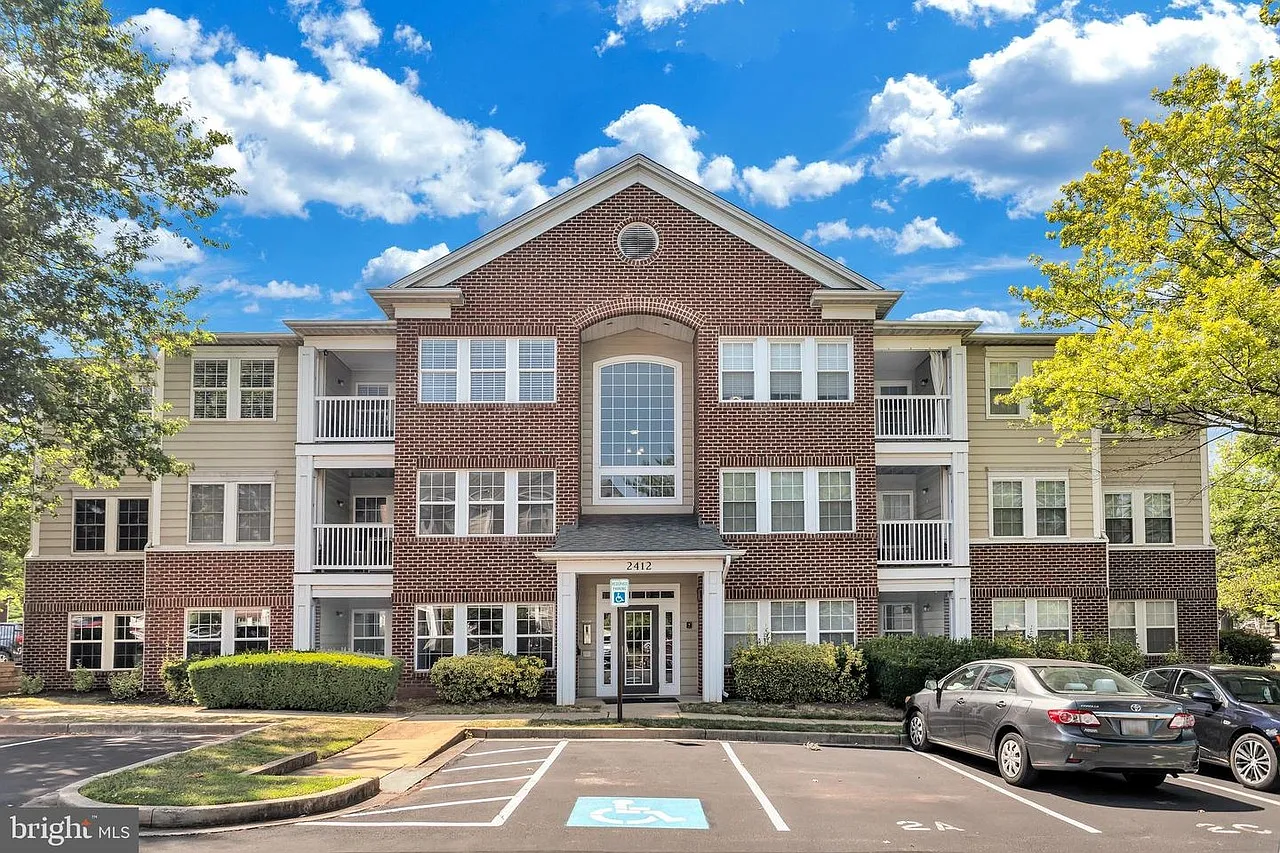 2 bed, 1057 sqft, $2,050 — Photo 1
