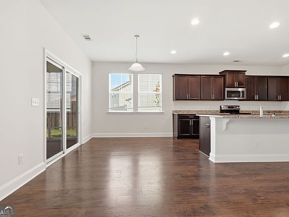5th image of 105 Grimsby Rd