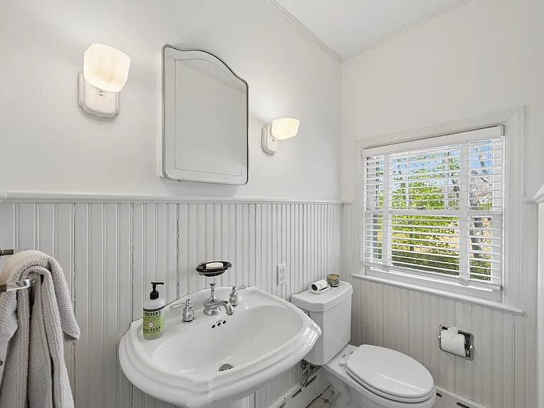 160 Jermain Ave — Photo 15