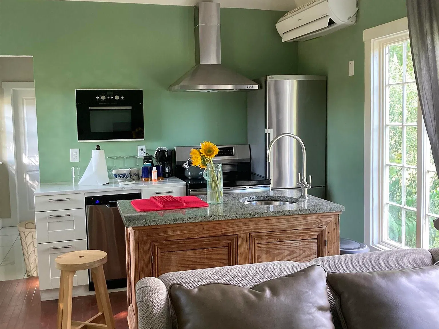 2 bed, 1.0 bath, $2,250 — Photo 2