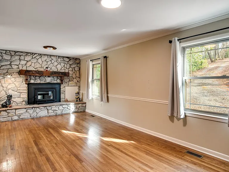 304 Canterbury Rd — Photo 5