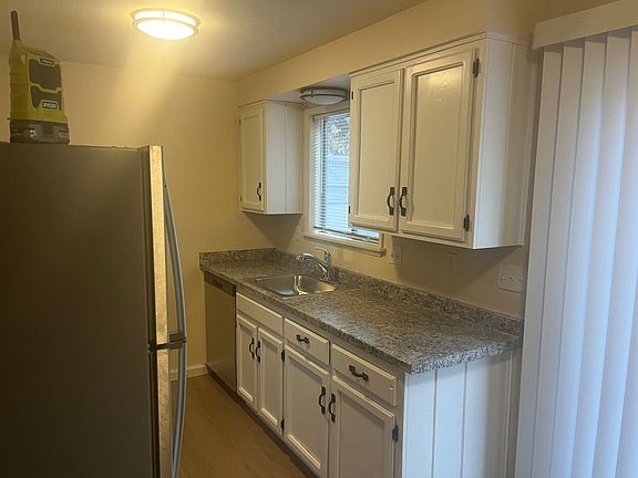 3rd image of 110-116 SE Cleveland Ave #129-114