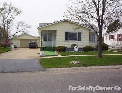 Carpenter Build One Owner : Spacious Home with light yellow vinly siding and Cement Drive