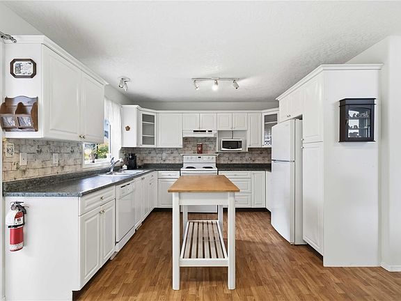 3rd image of 23 Eagle Ln