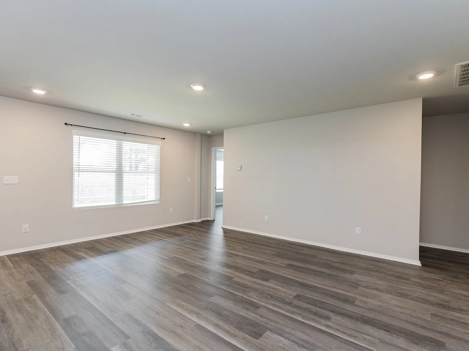 4 bed, 1620 sqft, $1,999 — Photo 3