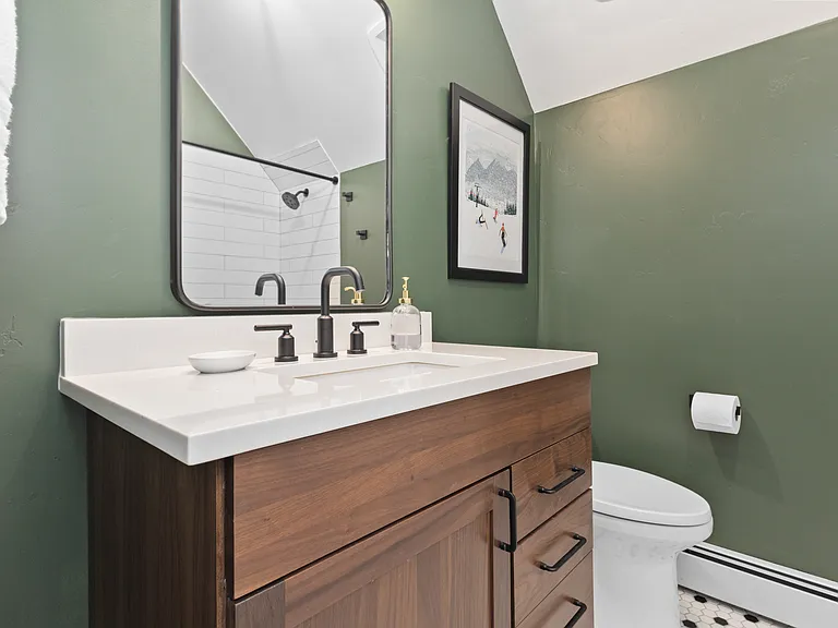Upstairs guest bathroom with tub/shower