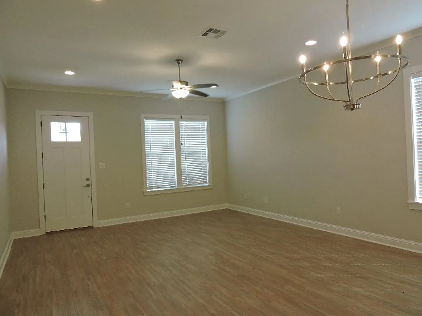 6 YR old Modern Farmhouse designed 3BR/2BA Plus Office — Photo 3