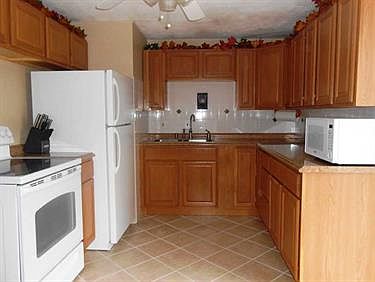3rd image of 381 Country Hills Dr