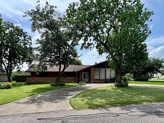 3rd image of 3802 Dolphin Ln