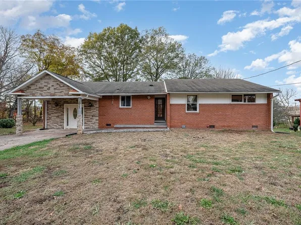 1033 Cloister Dr, Winston Salem, NC 27127
