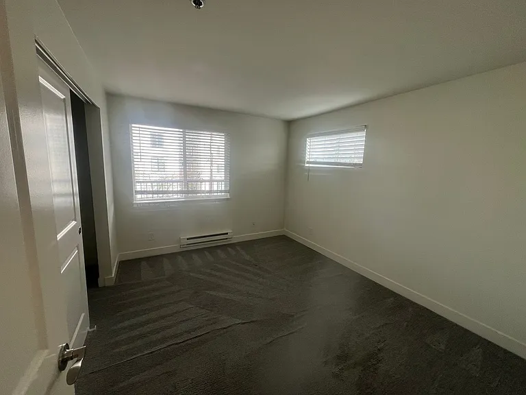 Cameron Apartments — Photo 28