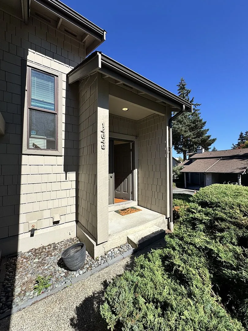 Quiet and cozy 2 bed 2 bath town home in Bellevue — Photo 2