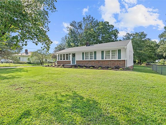 3rd image of 305 Derwood Cir